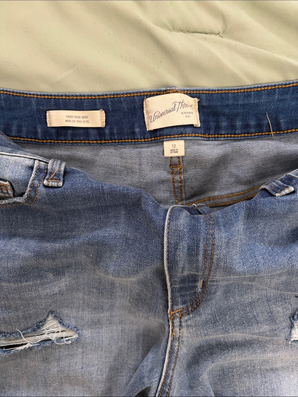 Universal Thread women’s Medium Blue Relaxed Denim Jeans